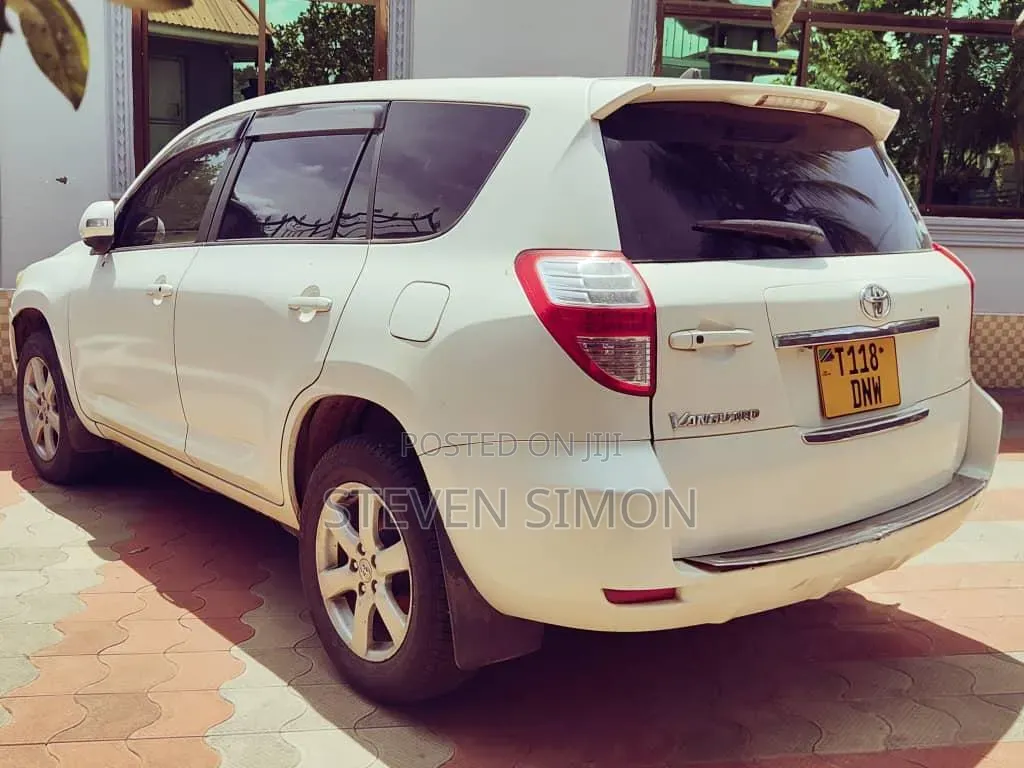 Toyota Vanguard 2011 White