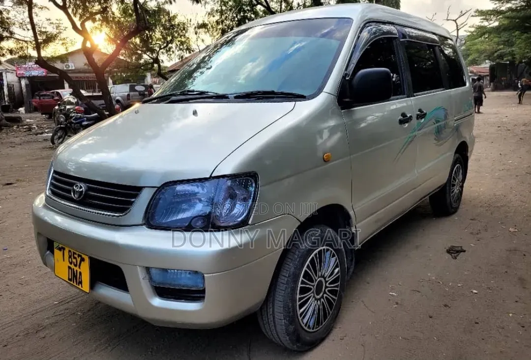 Toyota Noah 2001 Silver