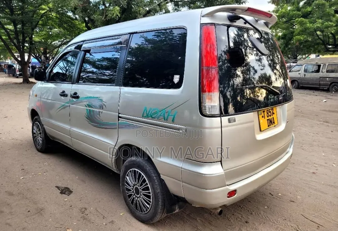 Toyota Noah 2001 Silver