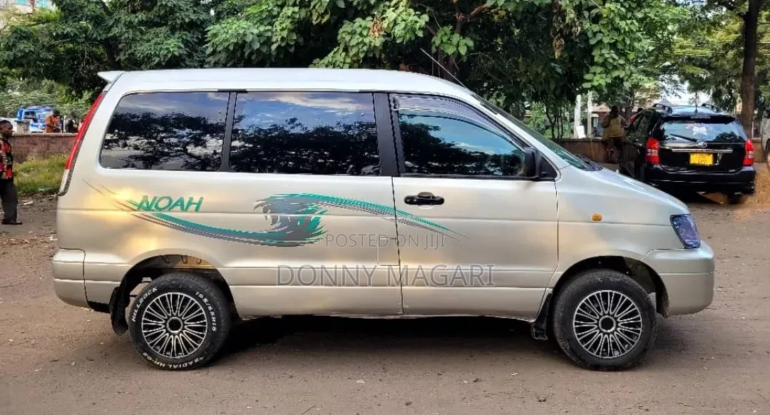 Toyota Noah 2001 Silver