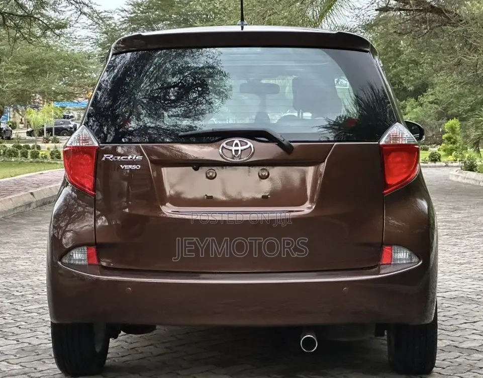 Toyota Ractis 2011 Brown