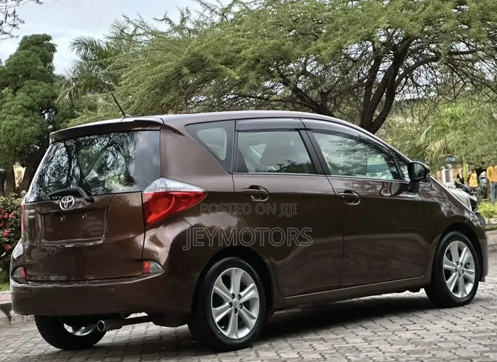 Toyota Ractis 2011 Brown