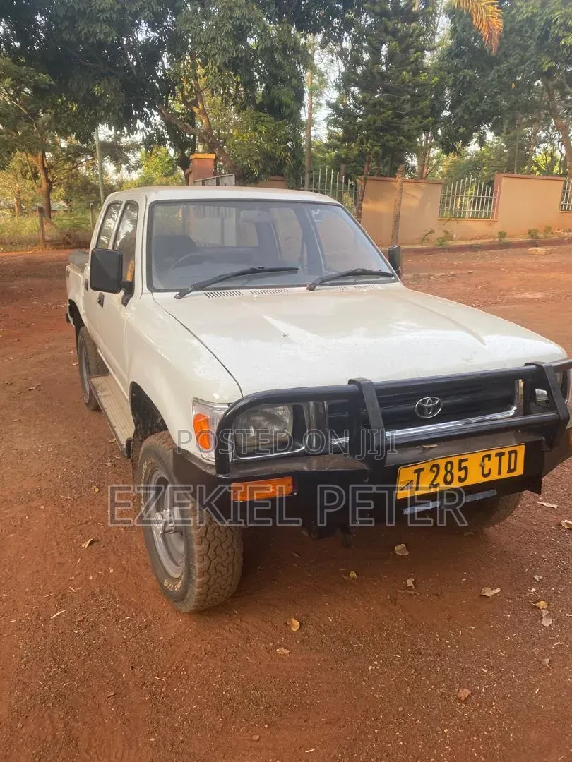 Toyota Hilux 1999 White