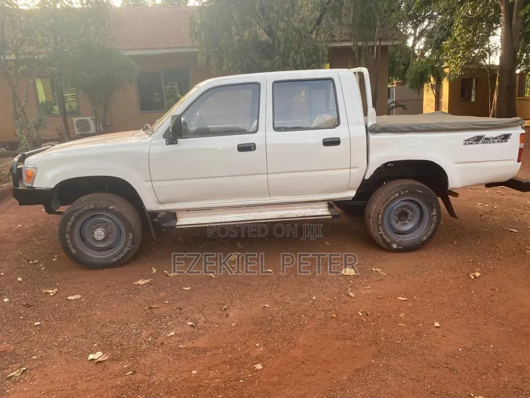 Toyota Hilux 1999 White