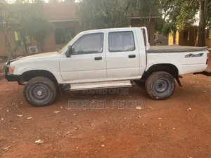 Toyota Hilux 1999 White