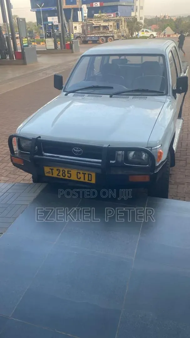 Toyota Hilux 1999 White