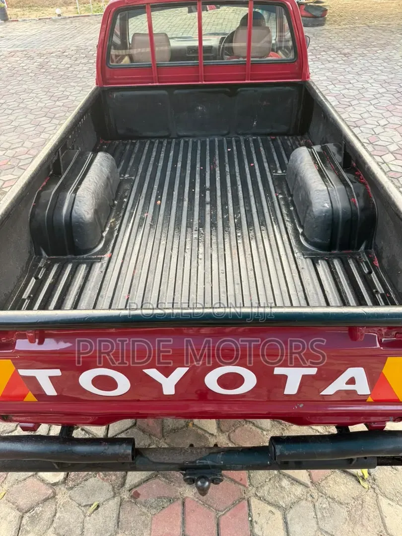 Toyota Hilux 1990 Red