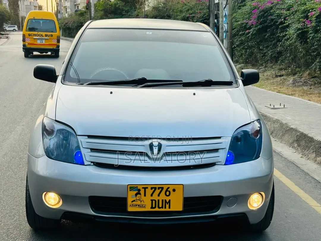 Toyota IST 2004 Silver
