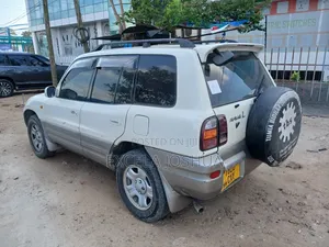 Toyota RAV4 1999 White