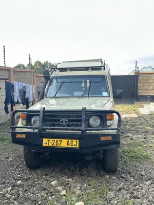 Toyota Land Cruiser 75 Troop C 1991 Beige