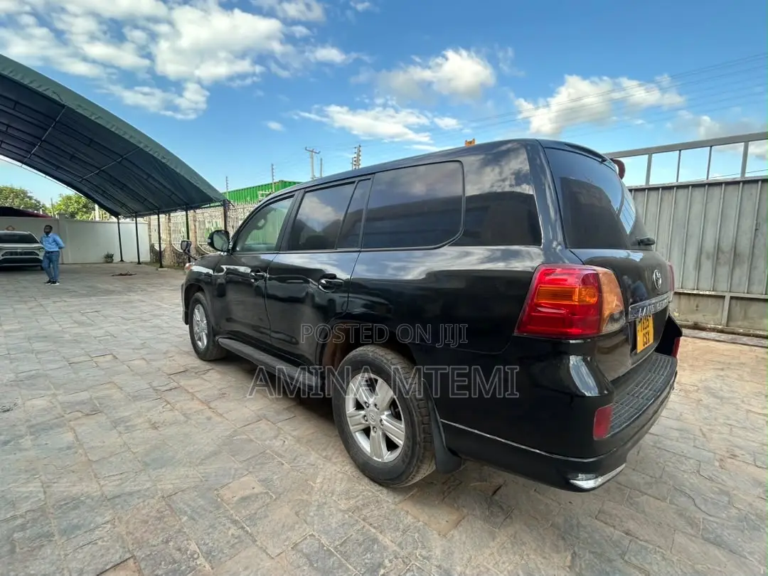 Toyota Land Cruiser 4.6 V8 GX 2017 Black
