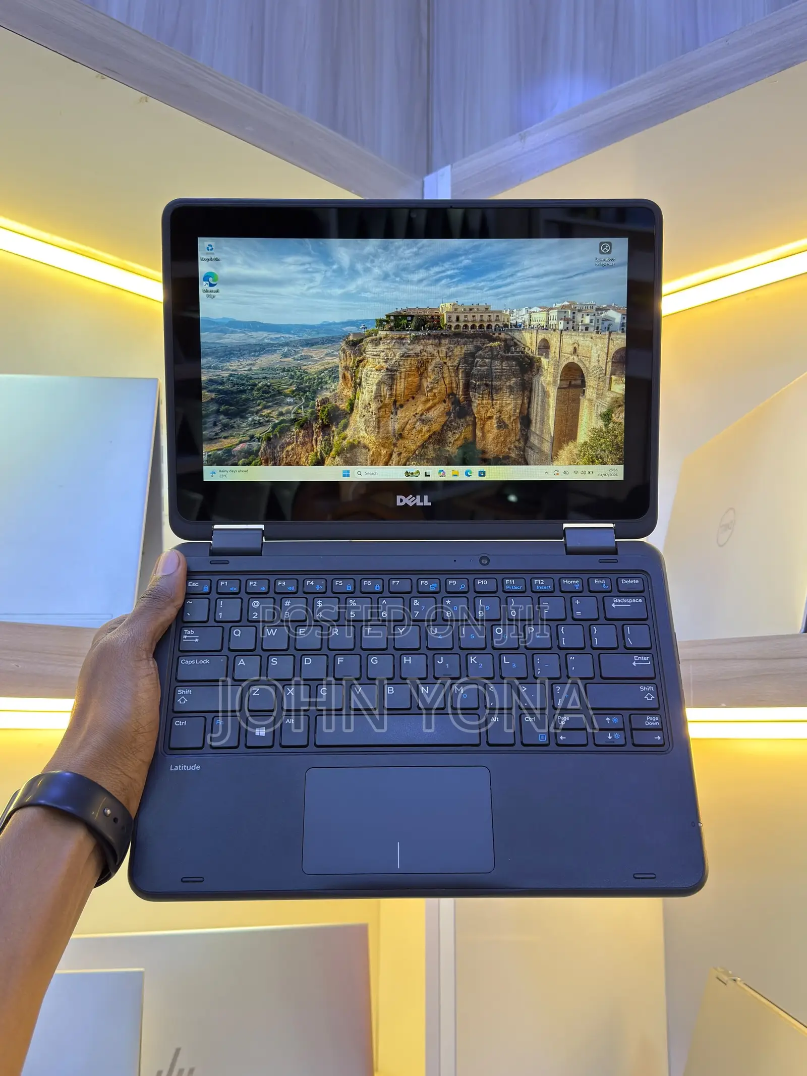 New Laptop Dell Latitude 3190 2-in-1 4GB Intel Core i5 SSD 128GB