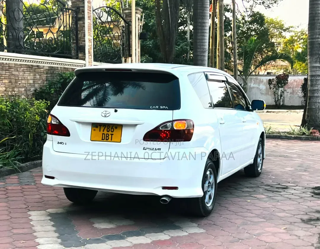 Toyota Ipsum 2004 White