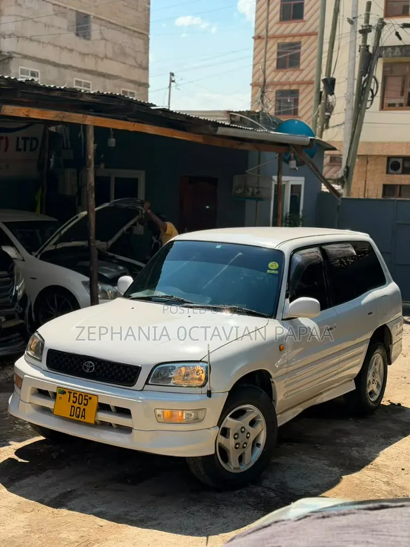 Toyota RAV4 1999 White