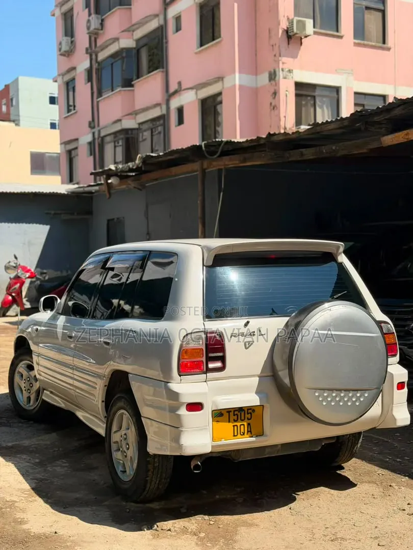 Toyota RAV4 1999 White