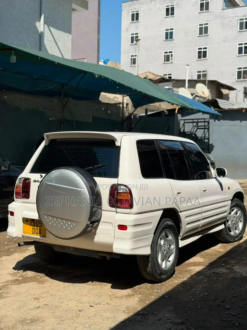 Toyota RAV4 1999 White