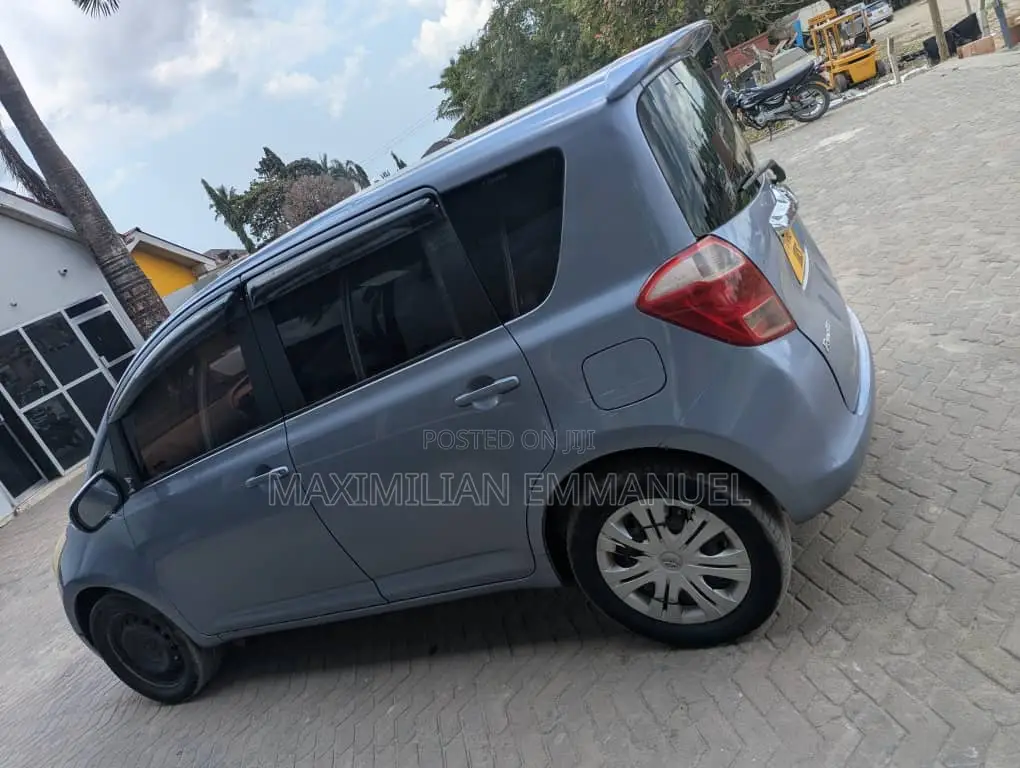 Toyota Ractis 2011 Blue
