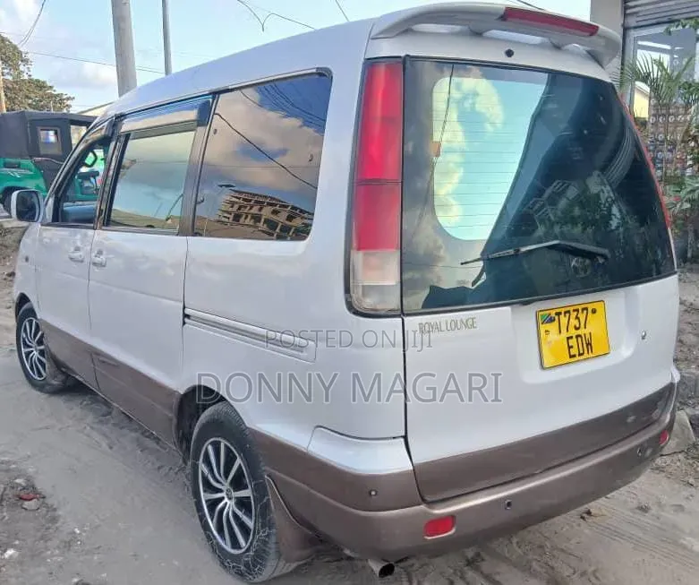 Toyota Noah 2005 Silver