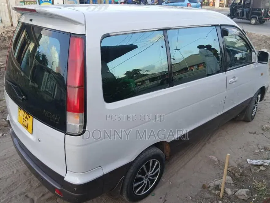 Toyota Noah 2005 Silver