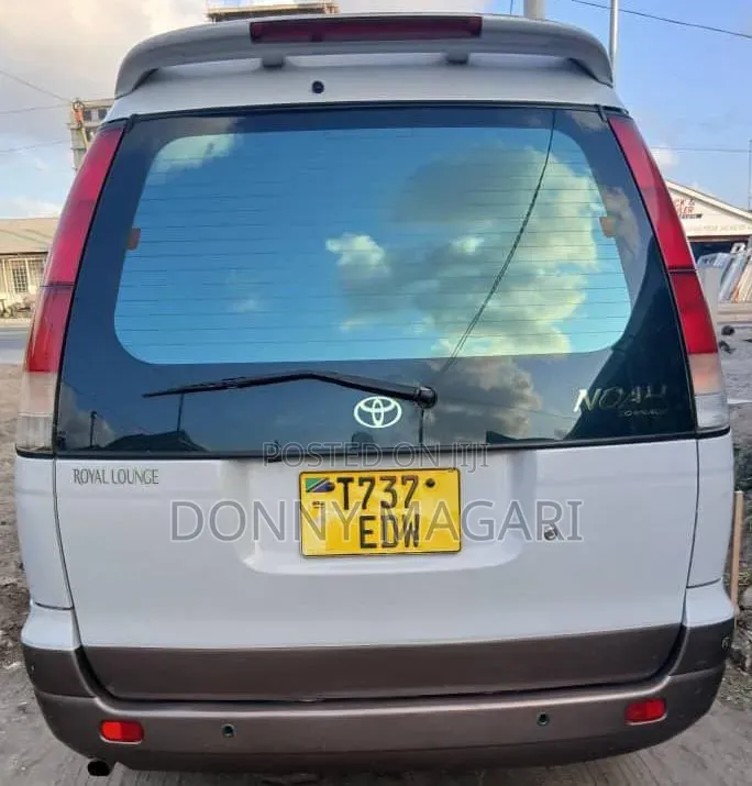 Toyota Noah 2005 Silver