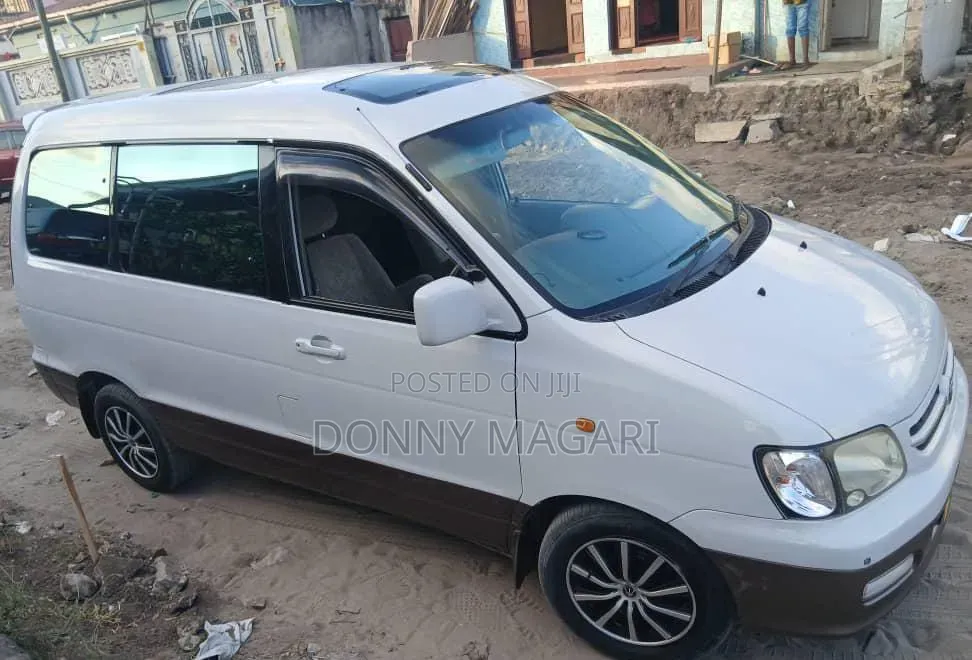 Toyota Noah 2005 Silver