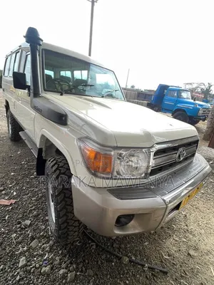 Toyota Land Cruiser 2001 White