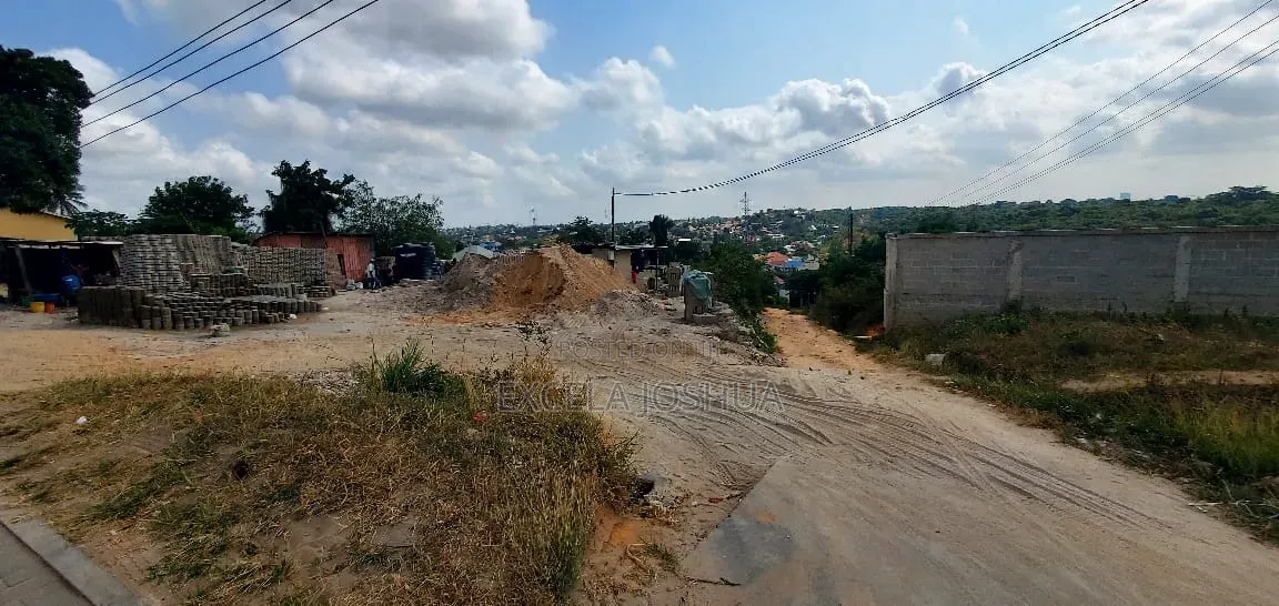 Eneo Limegusa Barabara Ya Lami Linauzwa Tabata Maji Chumvi