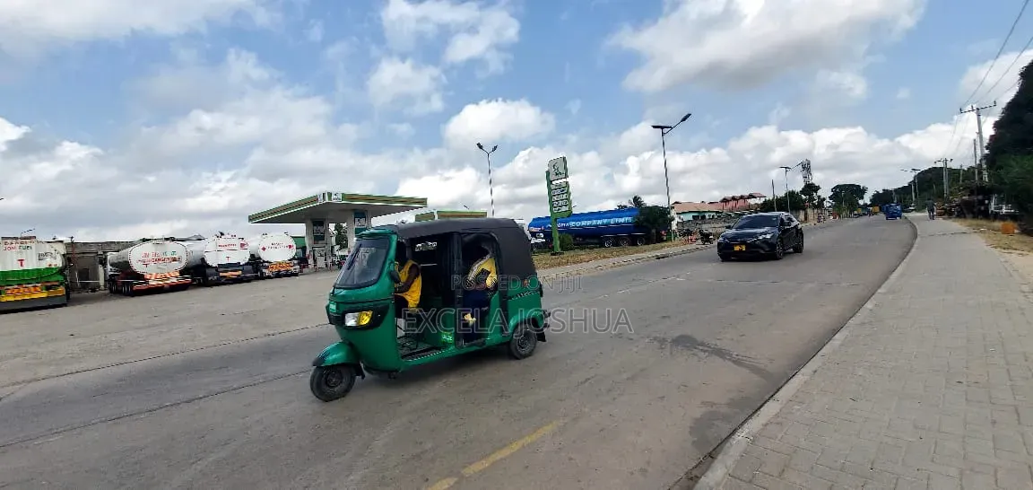 Eneo Limegusa Barabara Ya Lami Linauzwa Tabata Maji Chumvi