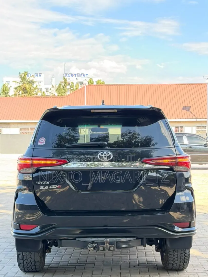 Toyota Fortuner 2018 Black
