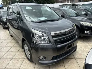 Toyota Noah 2.0 143hp AWD (7 Seater) 2011 Gray