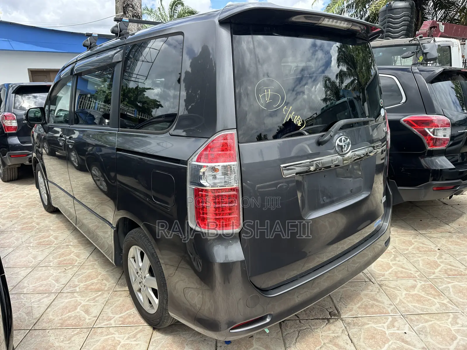 Toyota Noah 2.0 143hp AWD (7 Seater) 2011 Gray