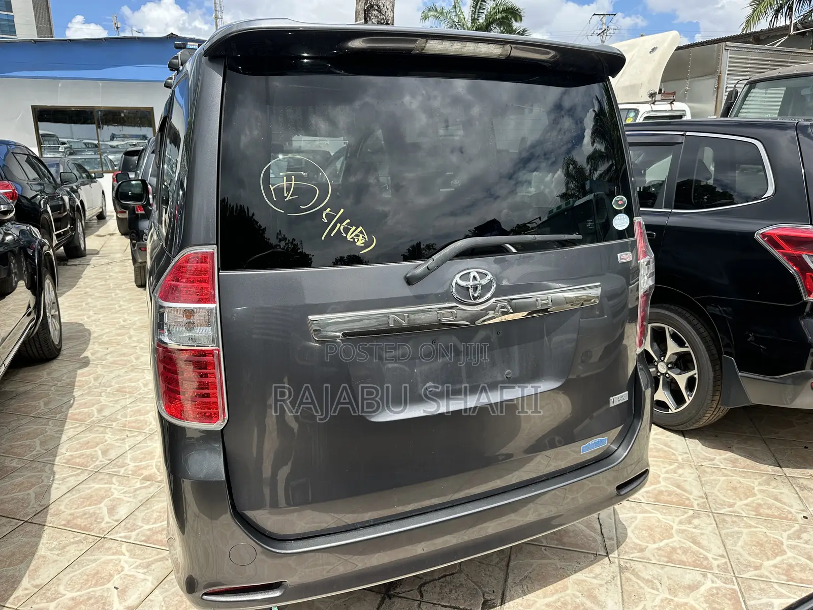 Toyota Noah 2.0 143hp AWD (7 Seater) 2011 Gray