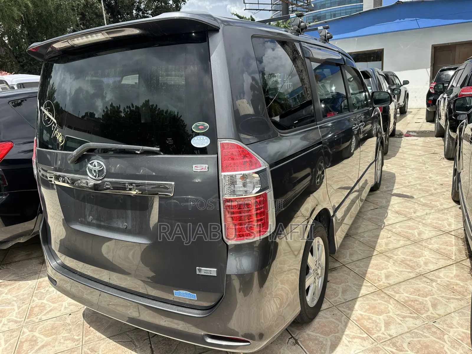 Toyota Noah 2.0 143hp AWD (7 Seater) 2011 Gray