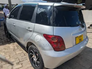 Toyota IST 2004 Silver