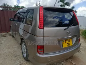Toyota ISIS 2007 Beige