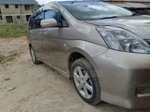 Toyota ISIS 2007 Beige