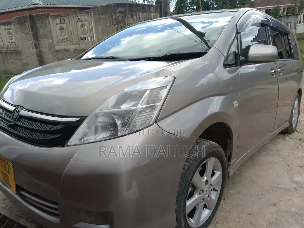 Toyota ISIS 2007 Beige