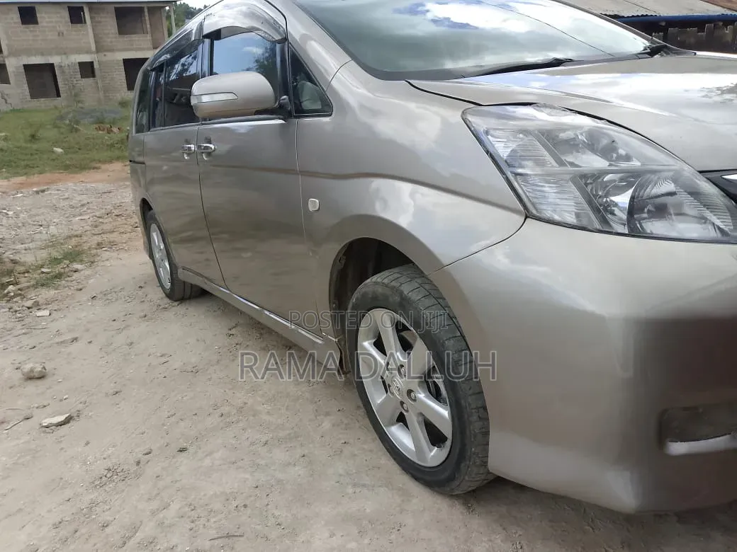 Toyota ISIS 2007 Beige