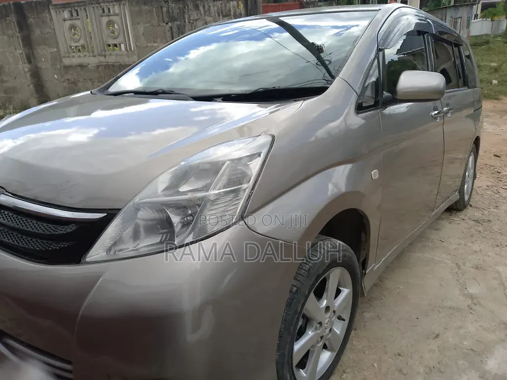 Toyota ISIS 2007 Beige