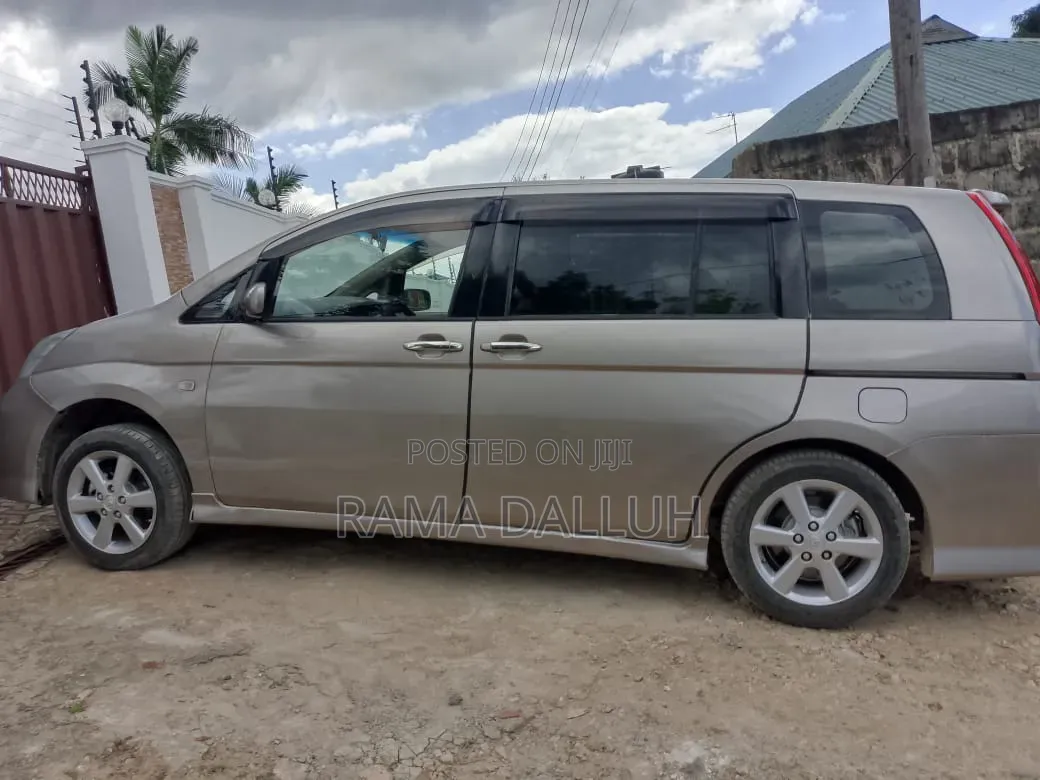 Toyota ISIS 2007 Beige
