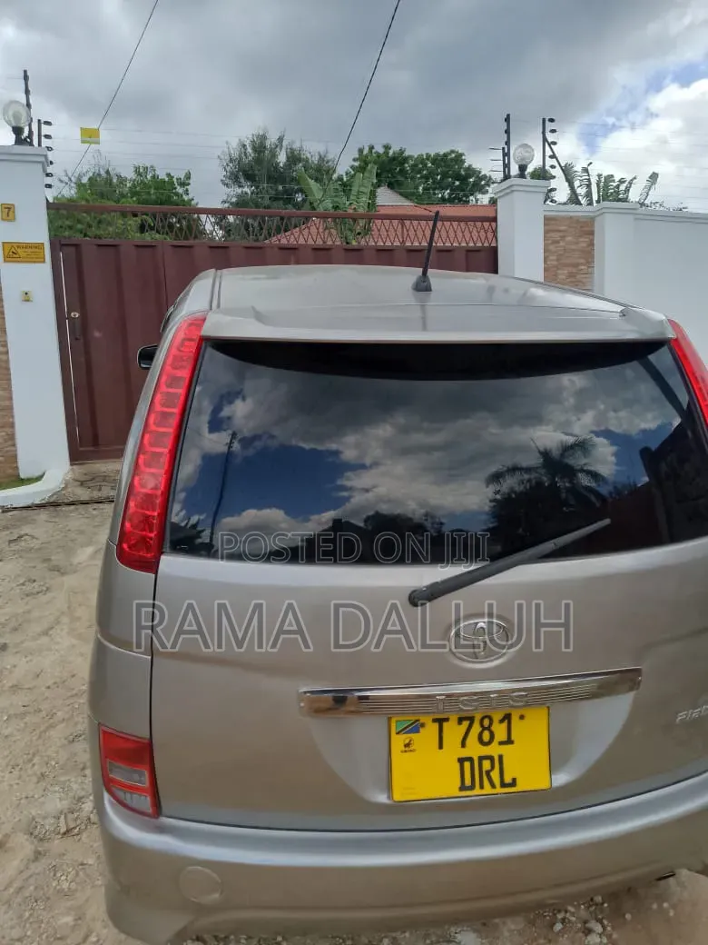 Toyota ISIS 2007 Beige