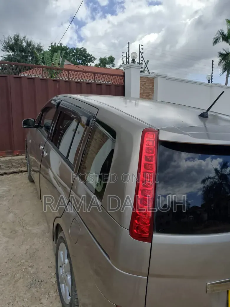 Toyota ISIS 2007 Beige