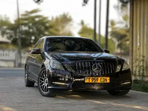 Mercedes-Benz E200 2012 Maroon