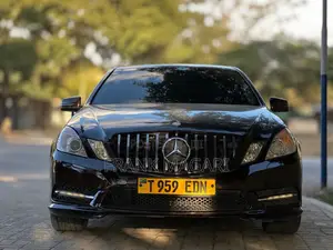 Mercedes-Benz E200 2012 Maroon