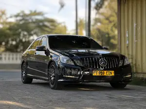Mercedes-Benz E200 2012 Maroon
