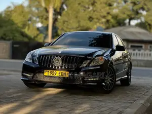 Mercedes-Benz E200 2012 Maroon
