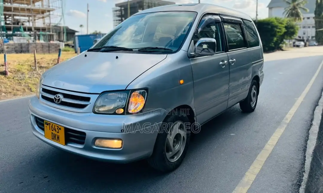 Toyota Noah 2.0 FWD (8 Seater) 2001 Silver