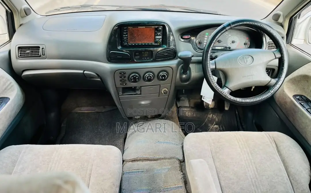 Toyota Noah 2.0 FWD (8 Seater) 2001 Silver
