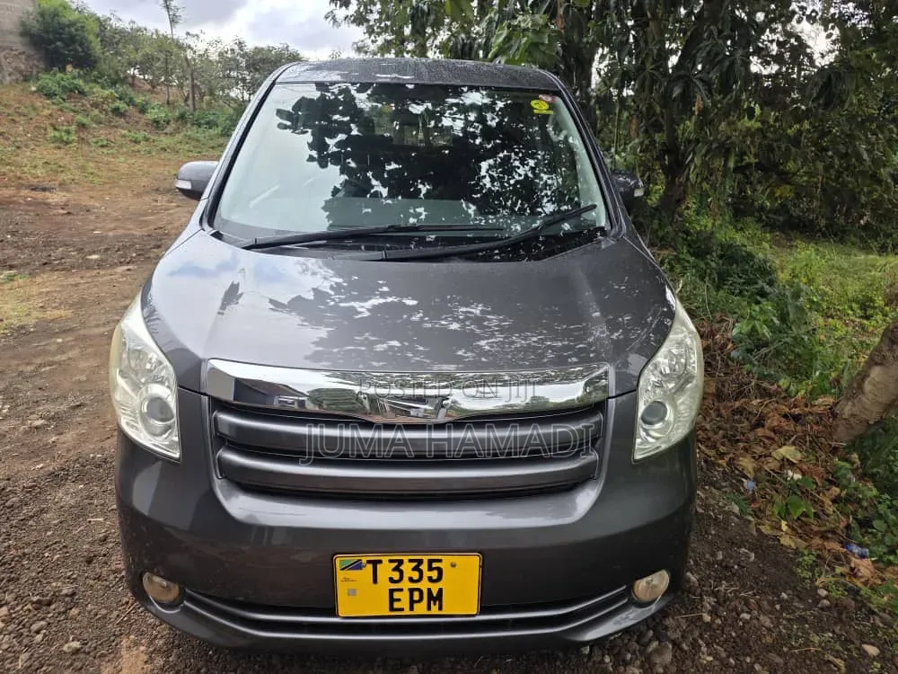 Toyota Noah 2009 Gray