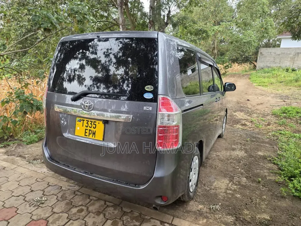Toyota Noah 2009 Gray